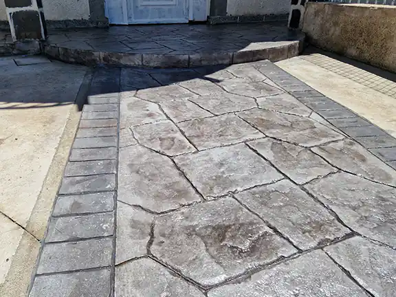 Entrada vivienda con hormigón impreso 1 cm